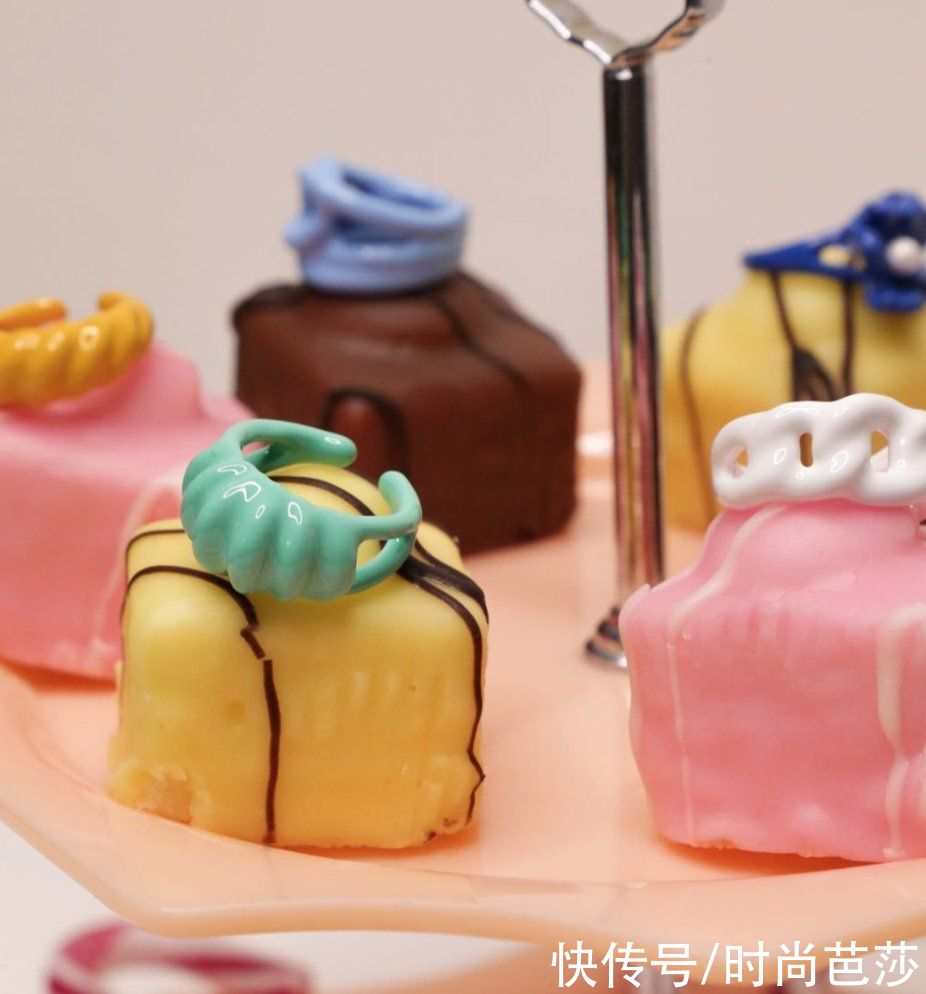 看到Jennie晒手上的戒指，终于找到原因了