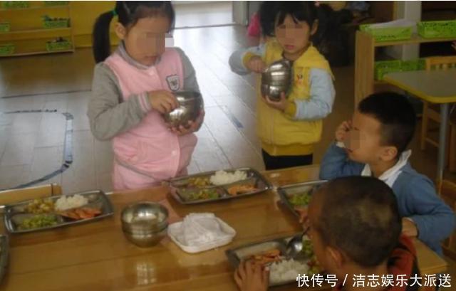 老师发孩子午餐照后秒撤回，眼尖家长一眼发现，幼儿园饭有问题