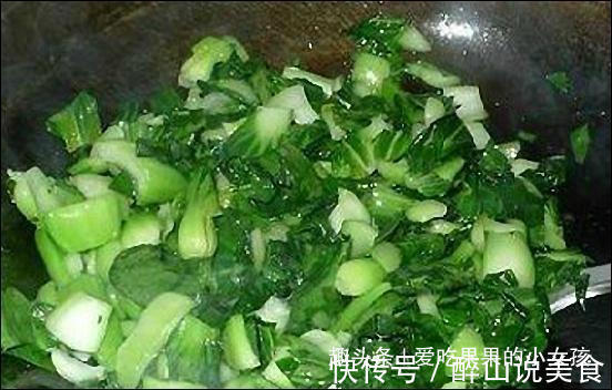 炒青菜时，万万别直接下油锅，多加“这一步”，翠绿不变黄！