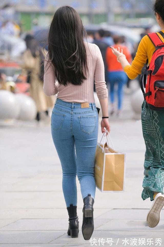 香芋紫 藕粉色上衣轻柔淡雅,搭配牛仔裤,造型既休闲又浪漫