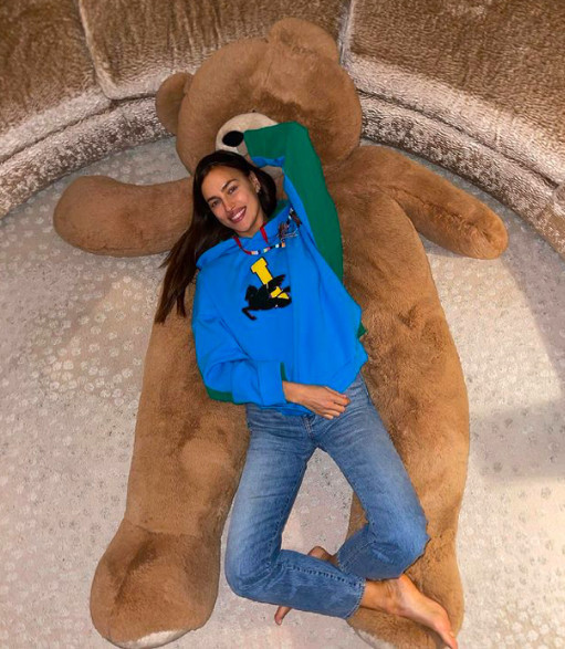 超模伊莲娜“盘腿躺”真稀奇! 穿深V开衫秀前凸后翘, 厌世脸绝美