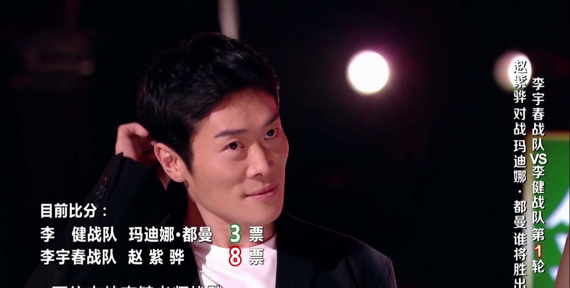 动作 好声音首轮2排评委投完票,有谁注意李健老师的动作难以置信