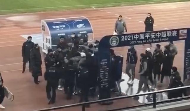 裁判|凌晨1点,中国足协官宣争议决定:大连人再遭重创,球迷吐槽声一片