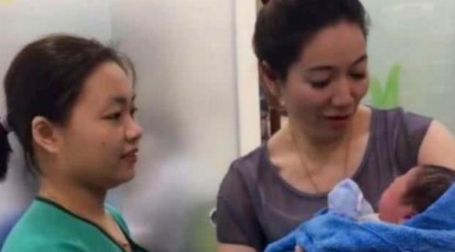 小宝宝|“最美外婆”产房外走红，风头盖过孙子，运动成就了她