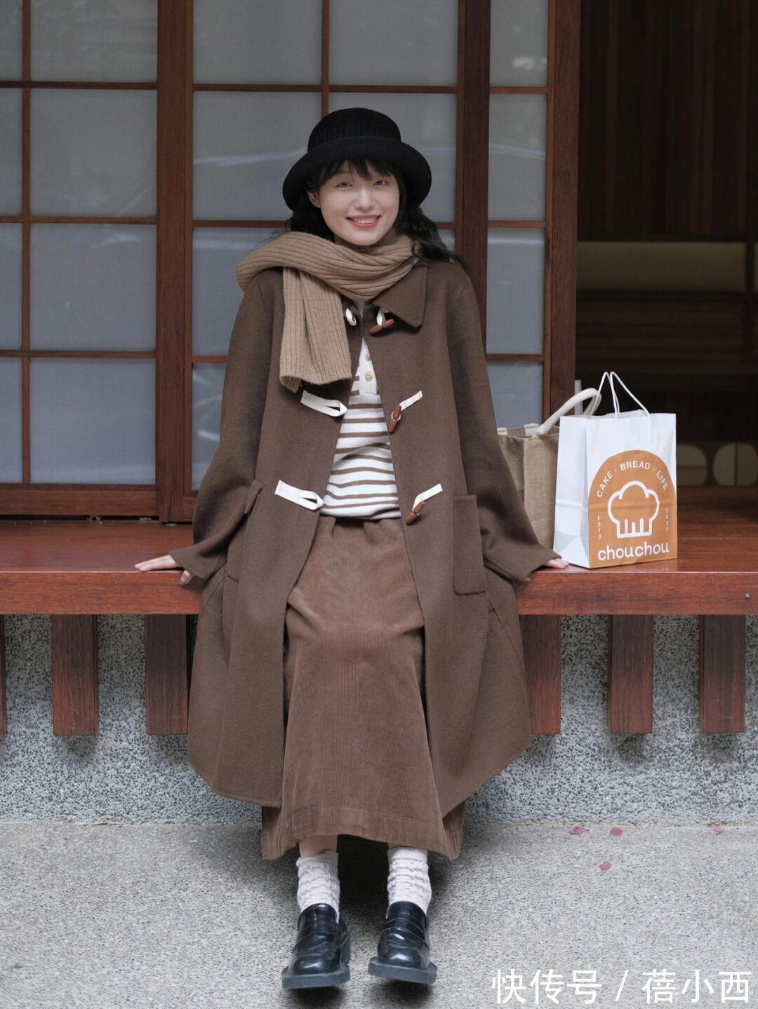 牛角扣|想减龄就试试“牛角扣大衣”,轻松get少女气质,告别单调老气