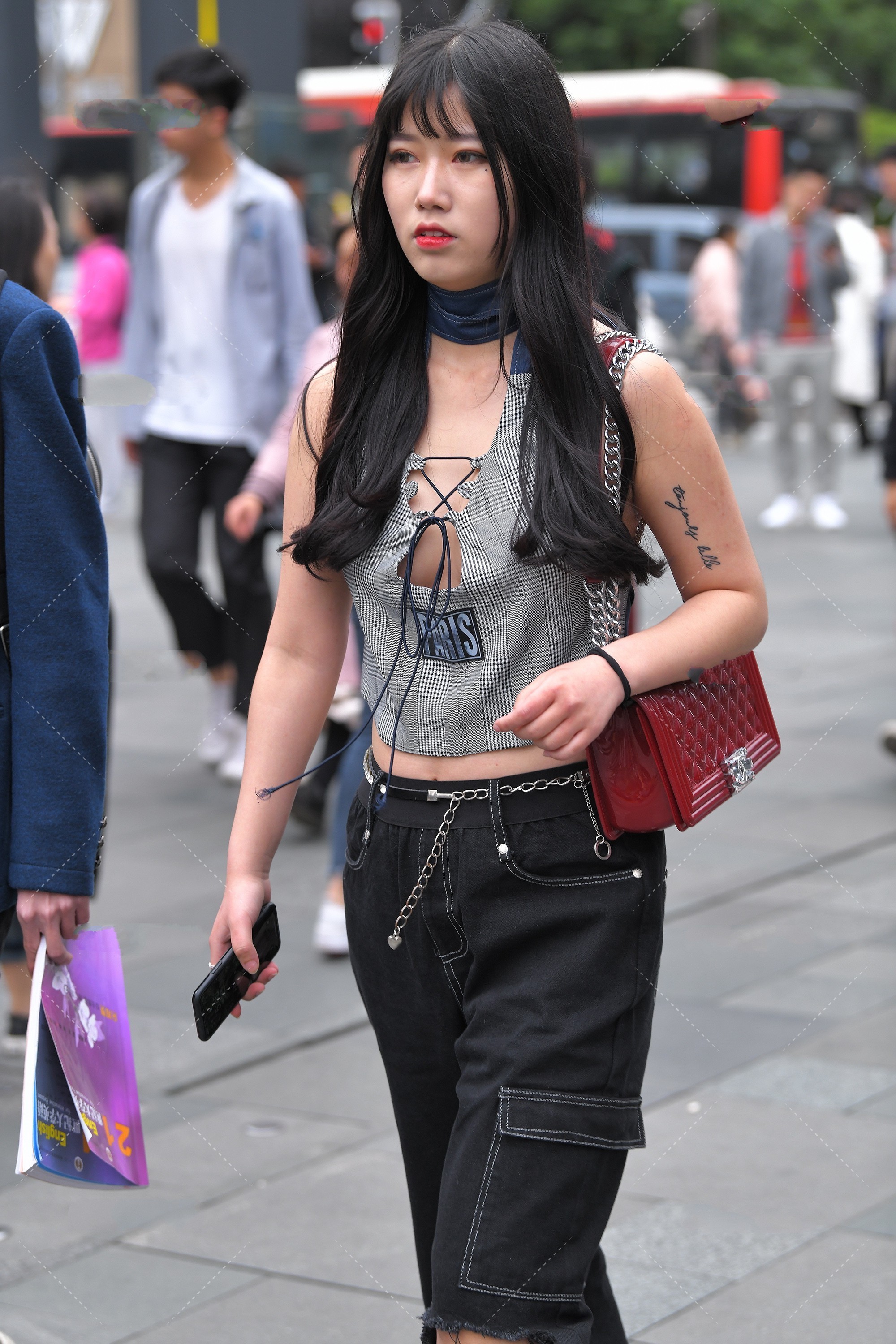 搭配|灰色条纹图案无袖上衣, 搭配黑色阔腿长裤子, 时尚感穿搭