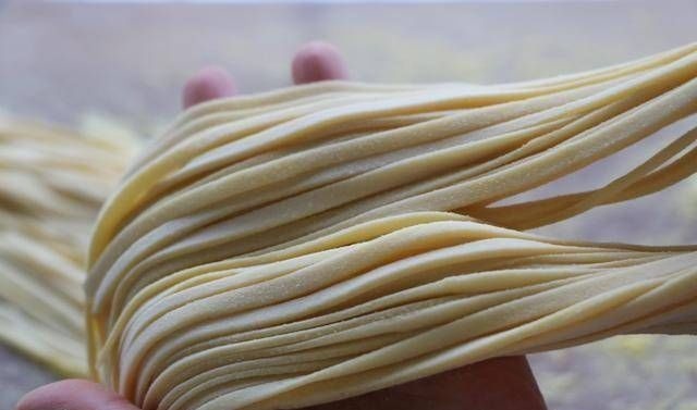 面条别再买了,教你在家做,劲道好吃,干净卫生,而且做法真简单