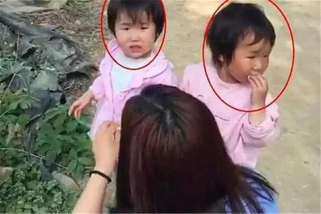 姐妹|双胞胎姐妹,一个奶奶带,一个妈妈带,一年后孩子差别显而易见