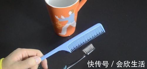 梳子脏了难清洗 只需用它泡一泡, 梳子立马洁净如新, 赶紧去试试