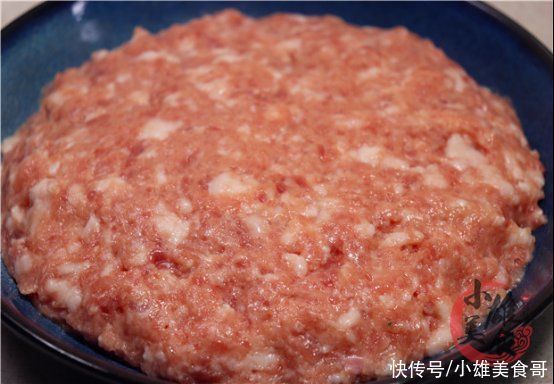 搅拌均匀|调肉馅时，一定要多加“2种水”肉馅不腥，一口下去鲜嫩又多汁