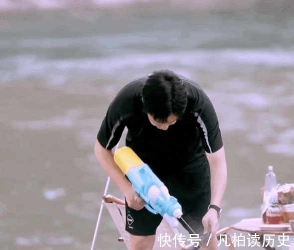 做菜|面對清澈的溪流,王一博把“無心做菜,只想下水”寫在了臉上