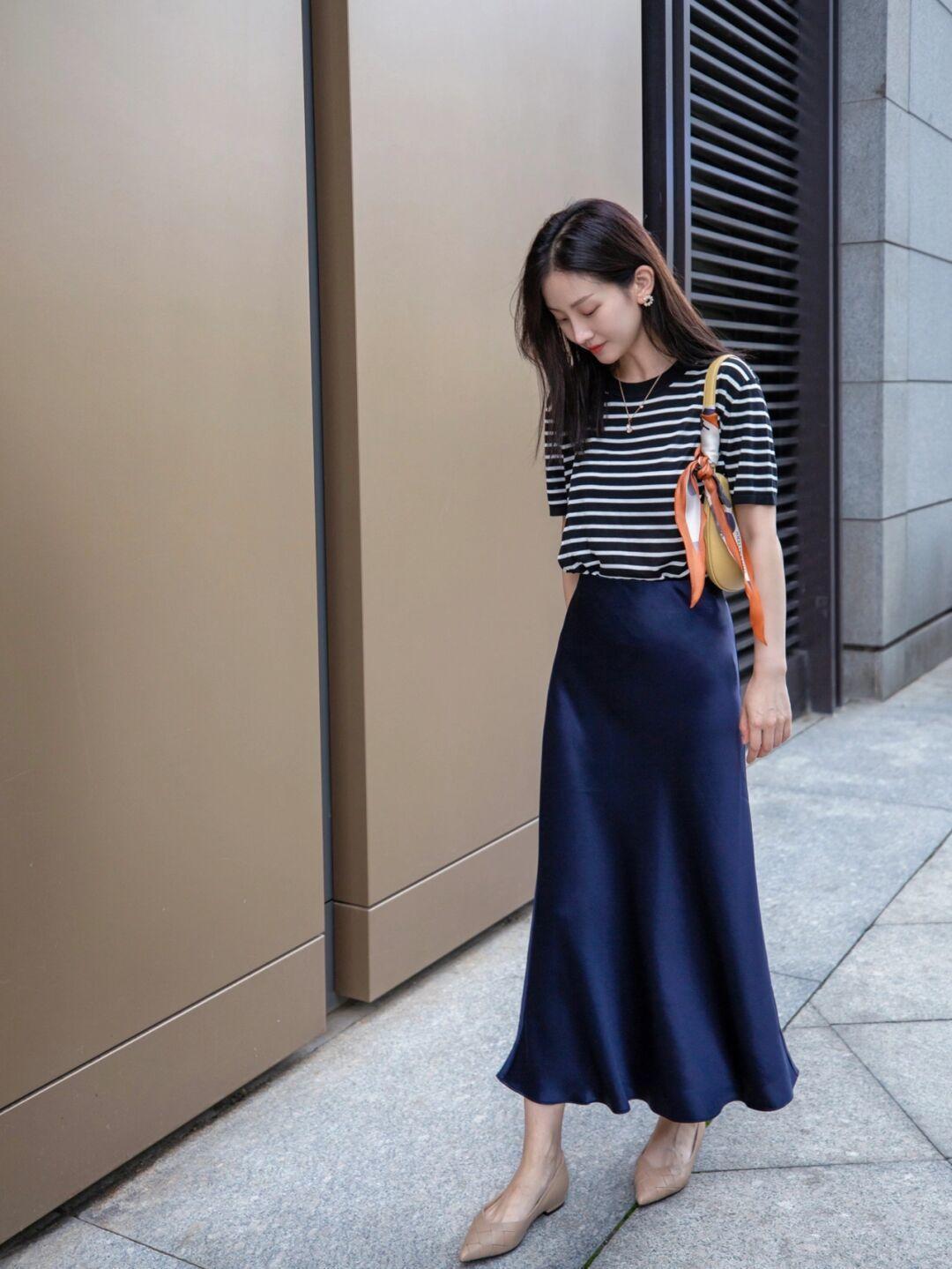 阔腿裤|秋季最火穿搭指南,条纹衫搭配半身裙或者白色阔腿裤,高级时髦!