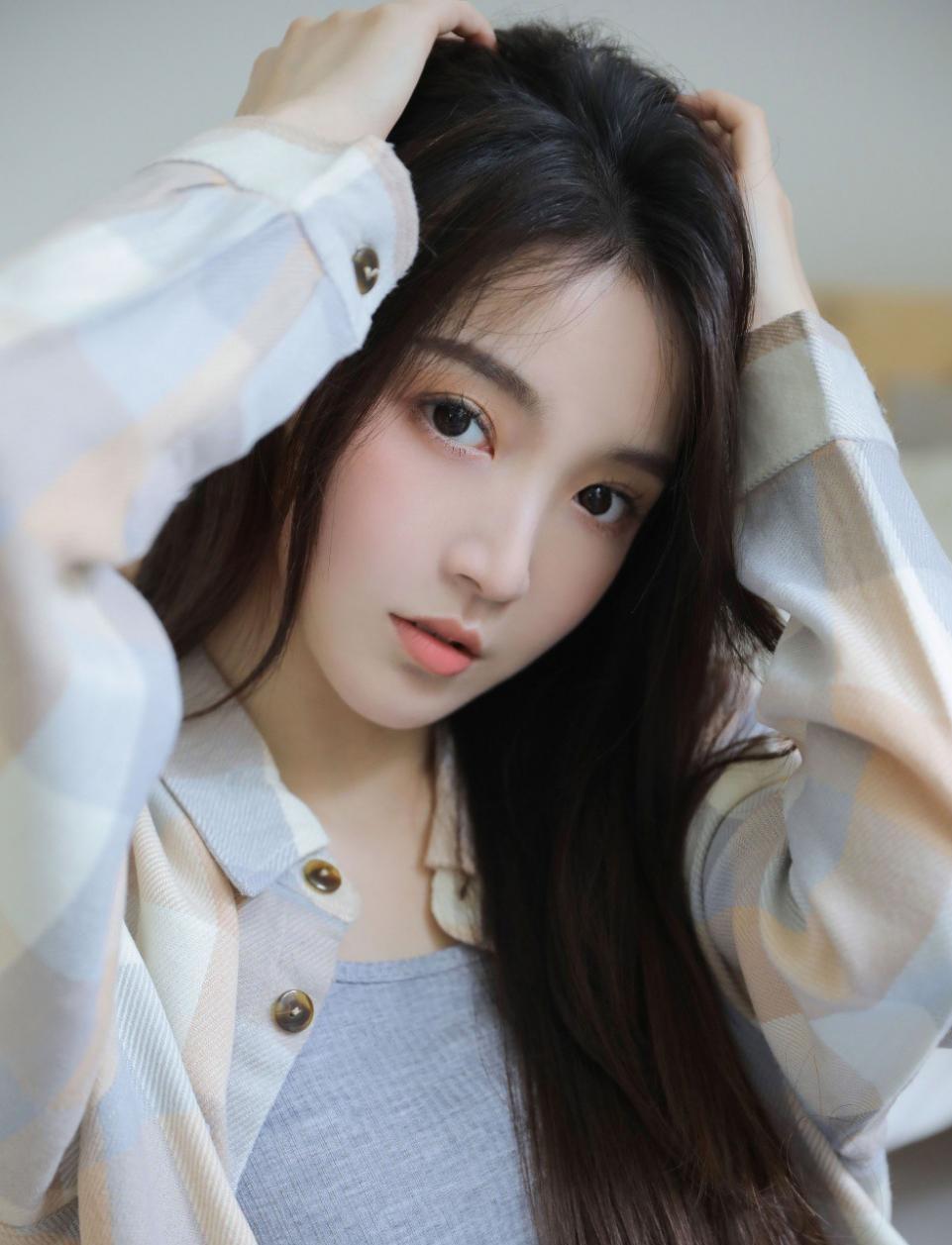 花季少女告诉你什么是清纯的性感，吊带背心牛仔裤穿出不一样的美