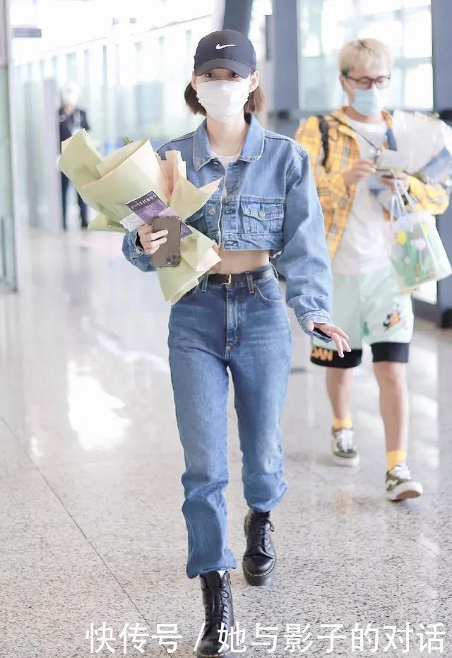 搭配|段奥娟这是瘦了多少穿露脐装配工装裤,细腰紧实一点赘肉都没有