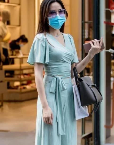 时尚 身材高挑的小姐姐,一条绿色的连衣裙,时尚魅力好身姿