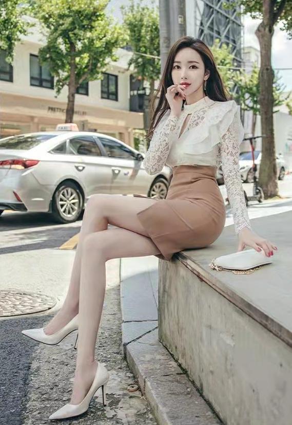 搭配|白色蕾丝上衣与半身包臀裙的搭配,高贵优雅,展现女人韵味