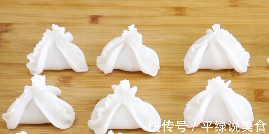 做水晶鲜虾包时,切记不要直接和面,多加这一步,面皮不裂还筋道