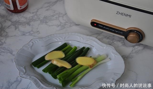 我家蒸鱼从不用料酒,两种食材放鱼上,蒸一蒸,味道又鲜又香