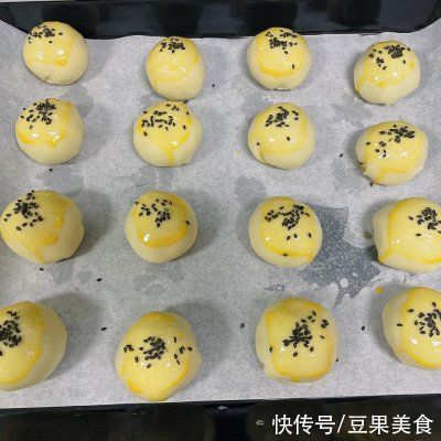 猪油|一上桌就被哄抢，这道手工蛋黄酥的诱惑我跪服
