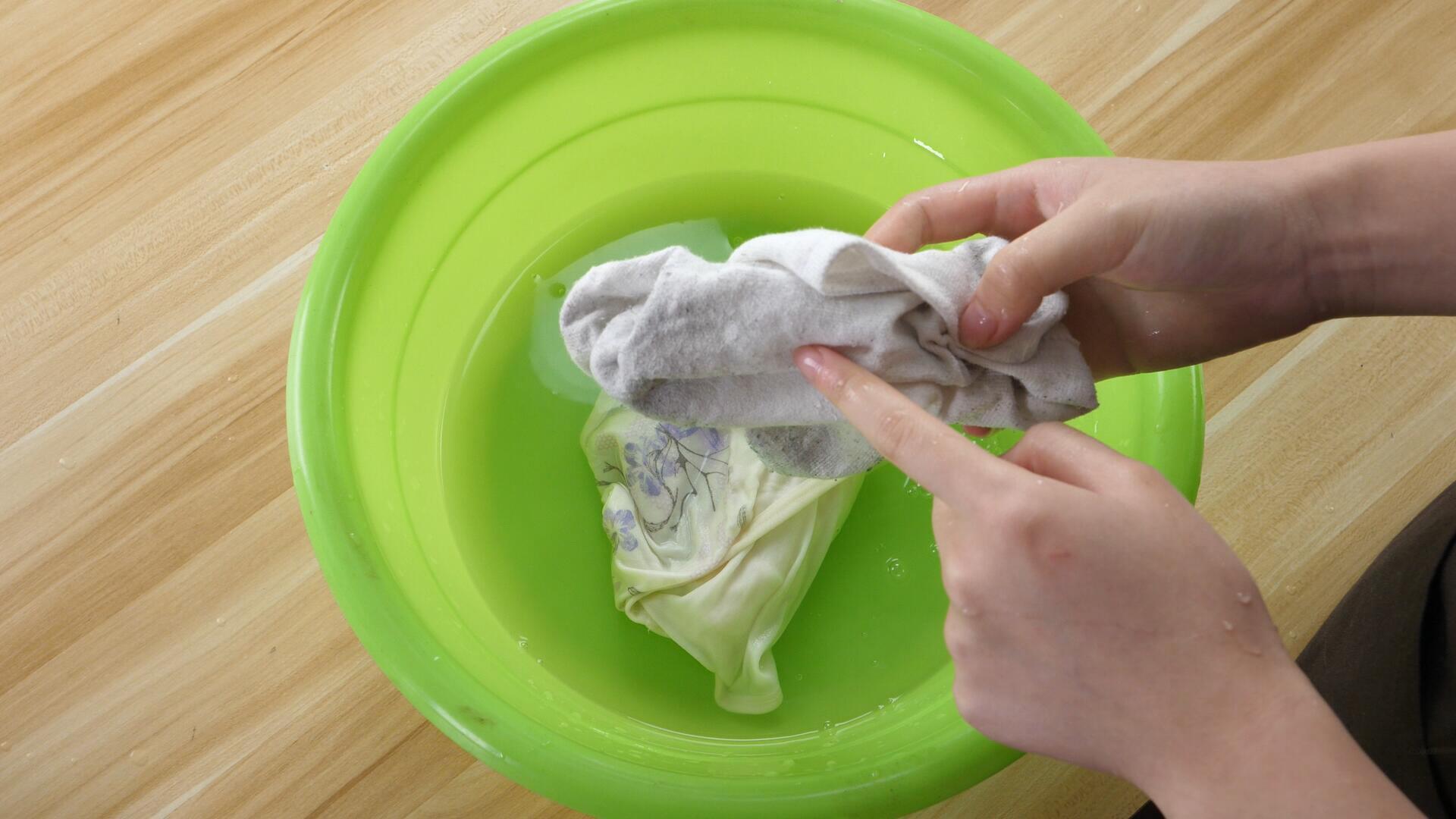 今天才知道，洗内衣有这么多讲究，多亏妈妈提醒，洗得干净更卫生