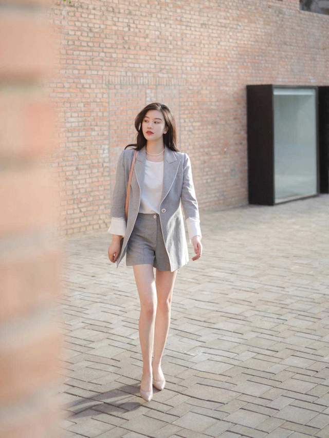 时尚博主|初秋的早期穿搭分享,这几款好看又实用,简约又时尚的气质搭配