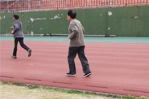 保护肝脏|肝不好,与吃大蒜有关?若想肝脏健康,医生建议:还是少碰这2物