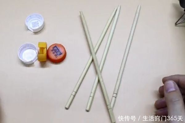 在筷子上粘几个塑料瓶盖,解决了很多家庭的困扰,省钱又实用!