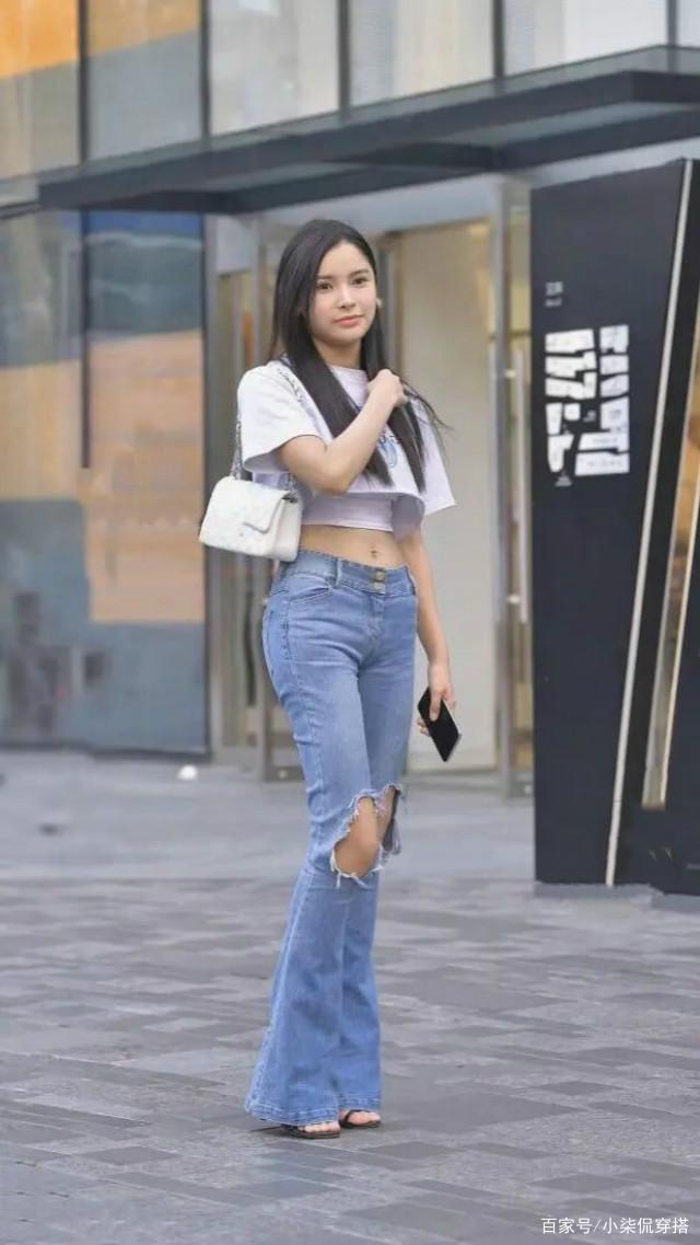 比“阔腿裤”还火,今夏流行破洞喇叭裤,时髦还显高!