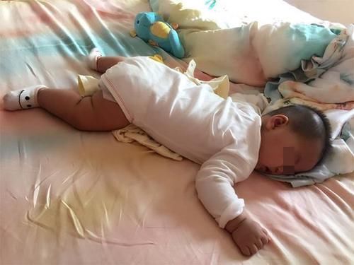 睡眠质量|宝宝什么时候才要用枕头?出现这些信号要注意,年轻妈妈给你妙招