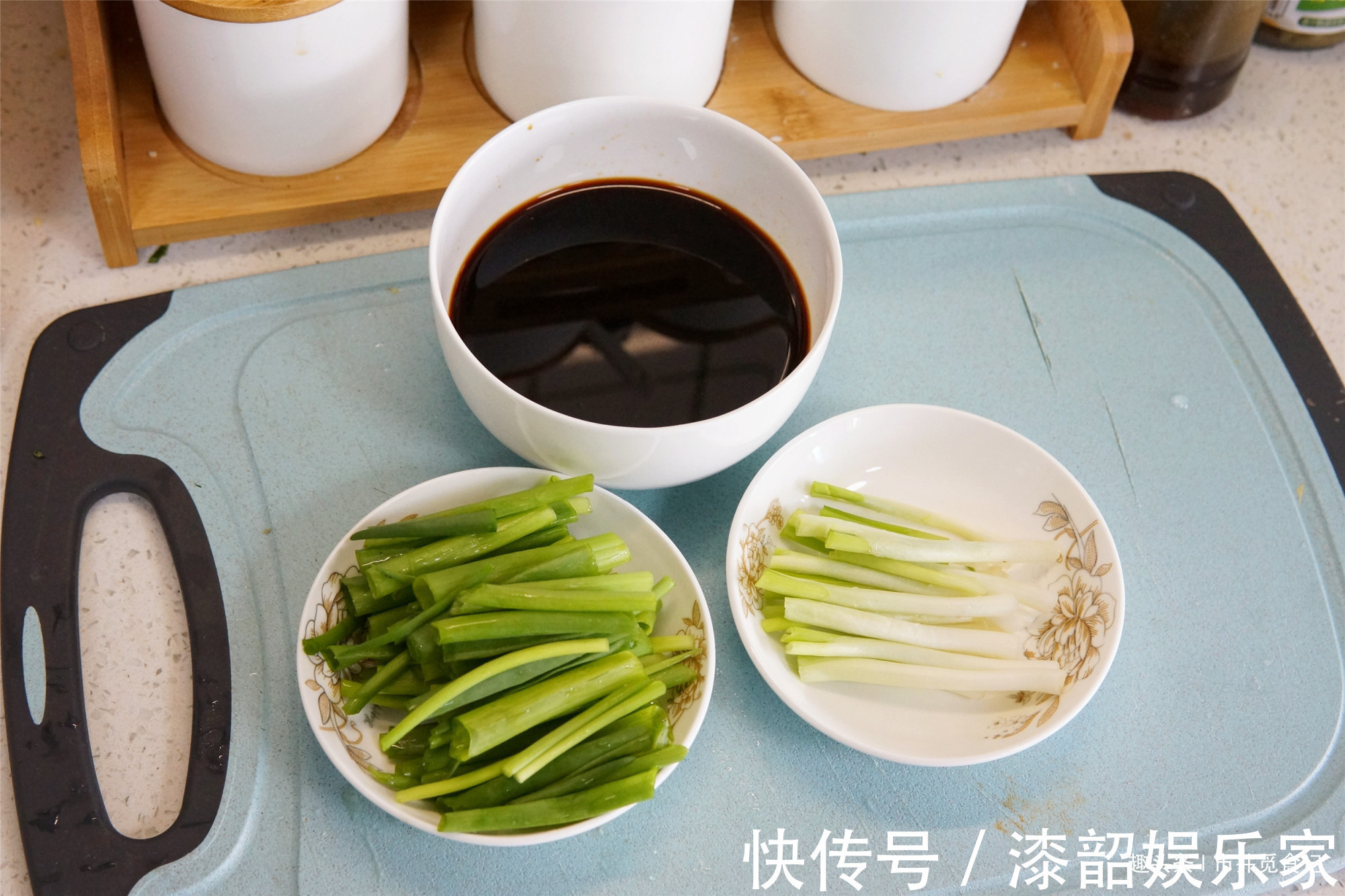 做葱油拌面,少用一味料,难怪不好吃,跟着黄磊做,吃的停不下来