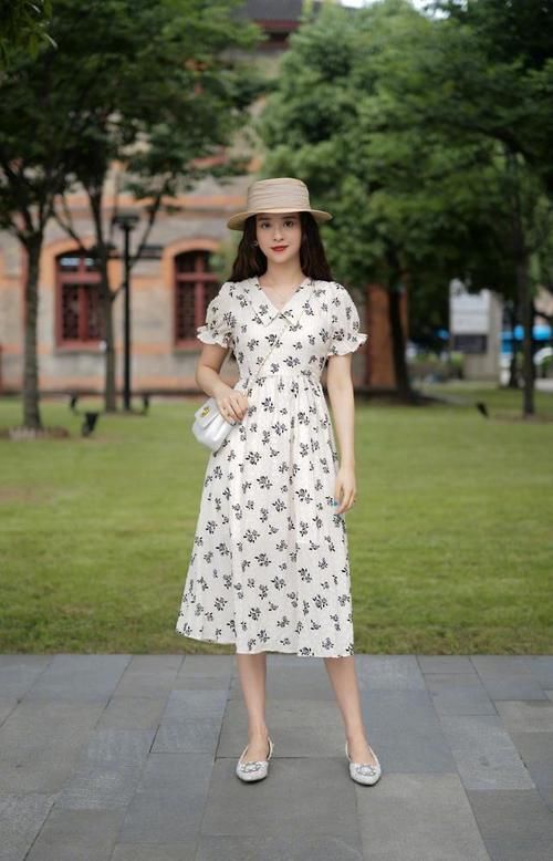 街拍：春天必不可少的碎花裙，优雅时尚显气质，吸睛显瘦又减龄