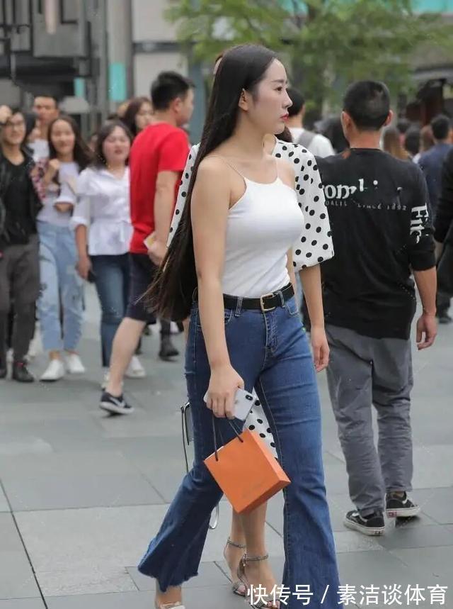 穿搭 白色小吊带搭配牛仔短裤,显得年轻,尽显气质