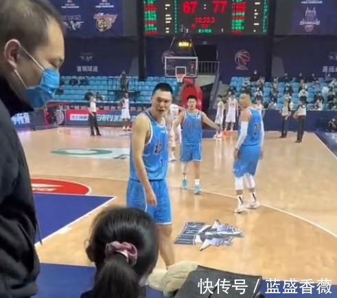 辱骂|首钢球员和美女记者对骂,她到底是谁扒一扒她的底细,劣迹斑斑!