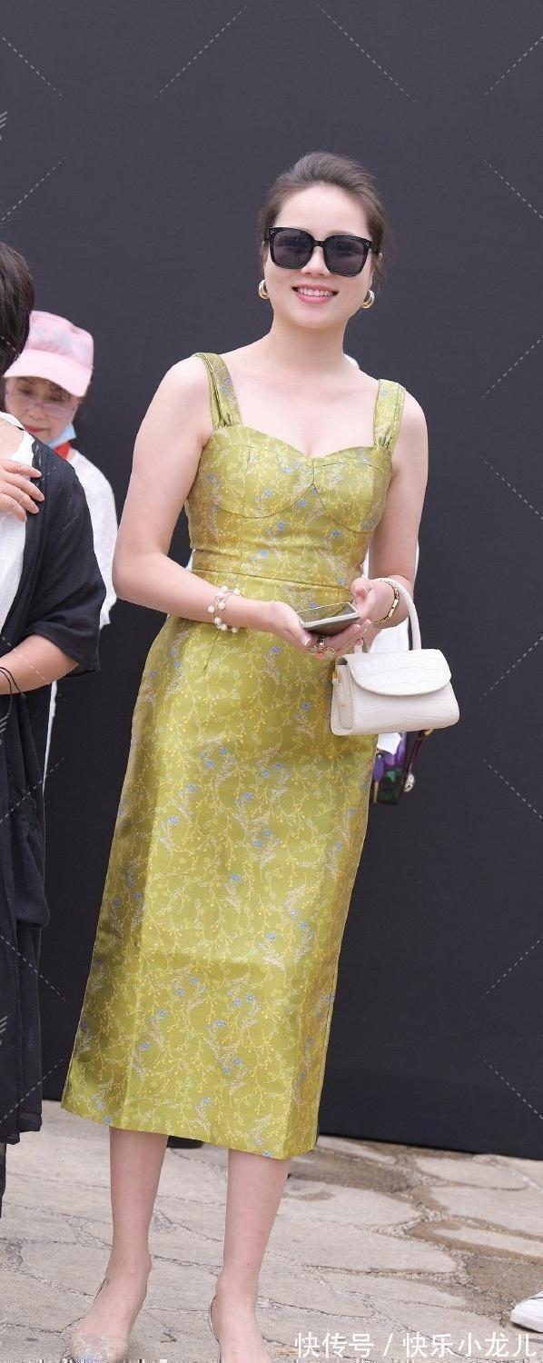 平底 搭配上连衣裙简直就是氧气美女,大方得体又不失体态,简约大气