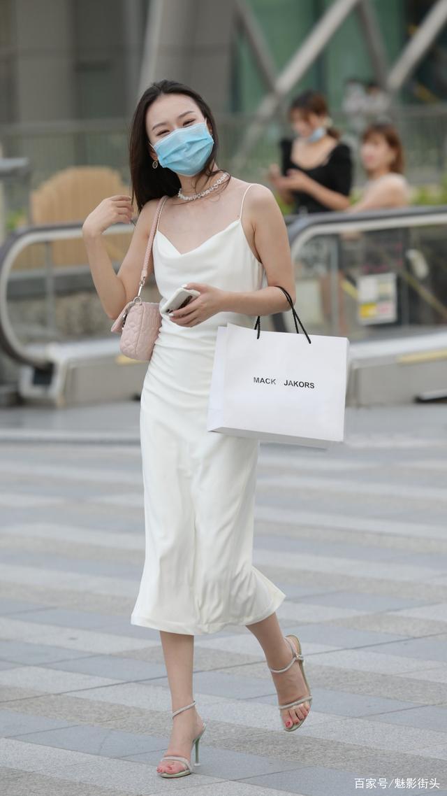 身高腿长的姑娘，白色吊带长裙搭配一字带细跟凉鞋，走出优雅大气