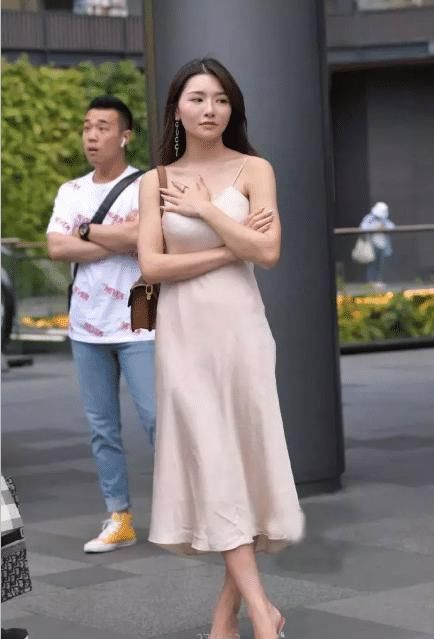 小姐姐|裙子美女好开朗，逛街都喜欢打招呼，不显得累吗