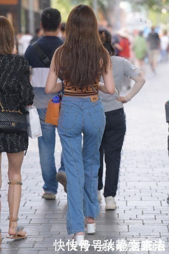 小姐姐 无吊带背心凸显好身材，牛仔喇叭裤裤设计感十足，这身搭配美爆了