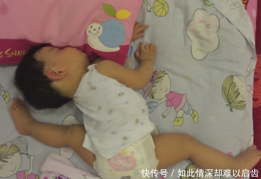枕头|孩子晚上睡着后总“满床打滚”?明白这些原因,让宝宝睡得更安稳