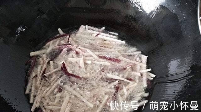 香芋这样做一盘，儿子吃一次就迷上了，切成丝先炸再炒，甜脆香酥