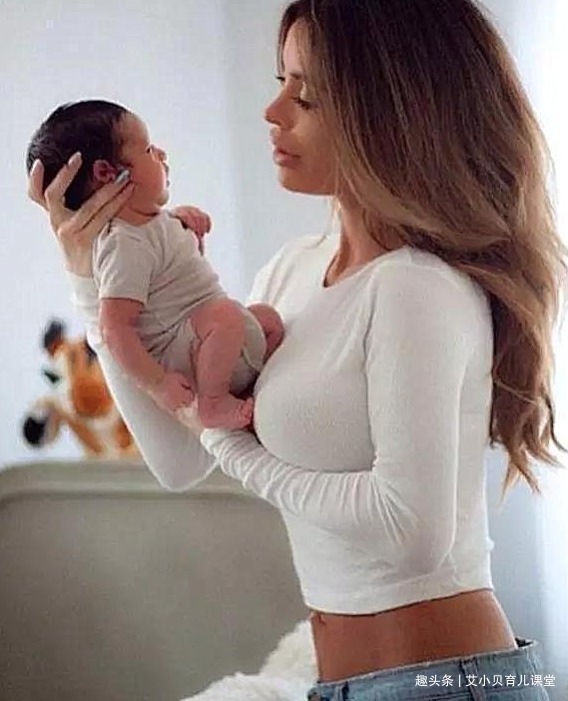 胎儿|超模妈妈怀孕8月,肚子无明显凸起仍有腹肌,被网友怒斥不负责任