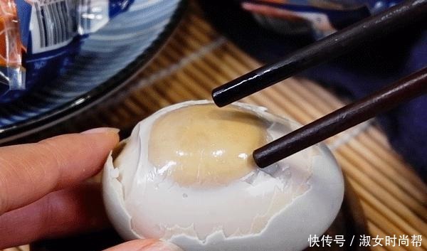 央视又“曝光”的海鸭蛋,为什么一戳就流“油”,你知道吗
