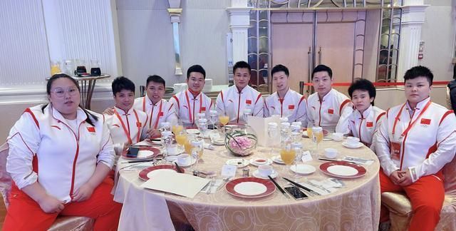 汪周雨|中国9大奥运冠军同桌吃饭！2大梦之队合影：马龙不占37岁军神C位