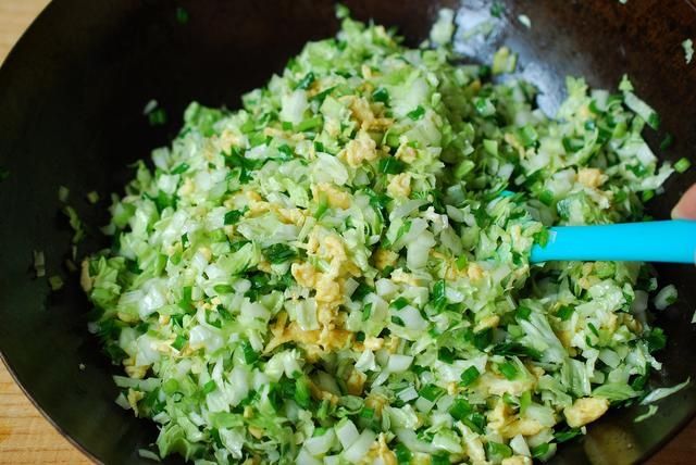 用白菜做馅儿，放盐杀就错了！跟我这样做，不用挤水不出汤，鲜美