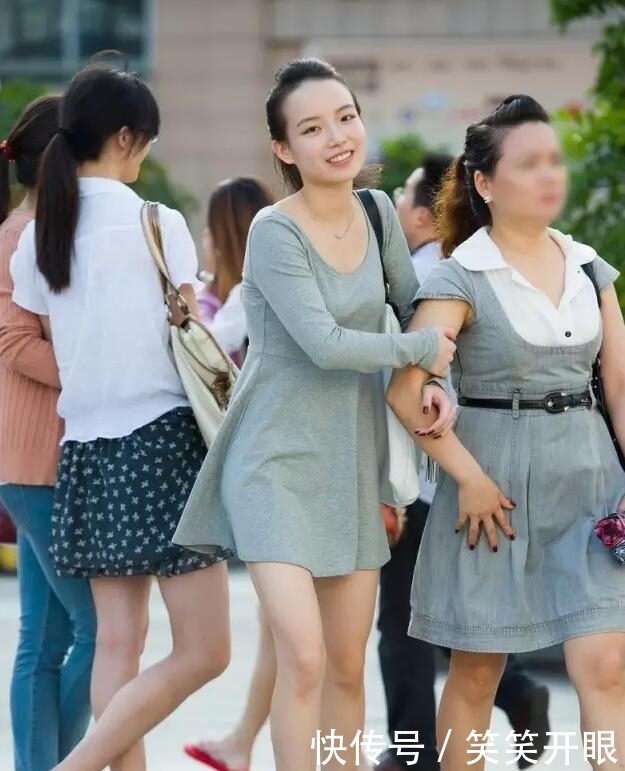 实属|街拍:气质高昂的小姐姐,走路姿态都是抬头挺胸的,实属难得