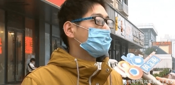 情侣高兴吃火锅,虾滑里吃出带血创可贴,老板做法真带劲!