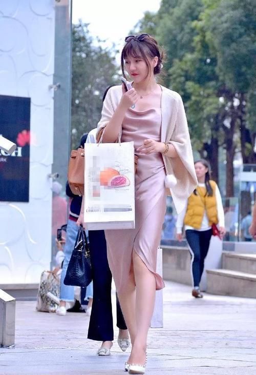 修饰|街拍小姐姐脚上穿搭上一双黑色的高跟鞋,浅口的设计好穿易搭