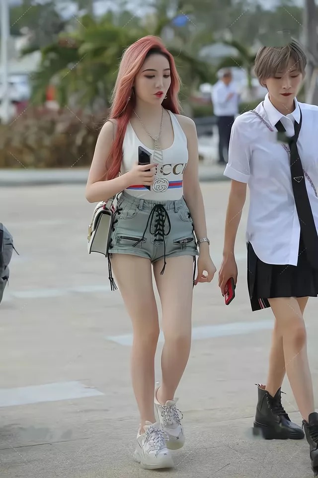 穿搭 白色背心、浅绿色牛仔短裤,简约随性的穿搭,也是夏季最美的穿搭