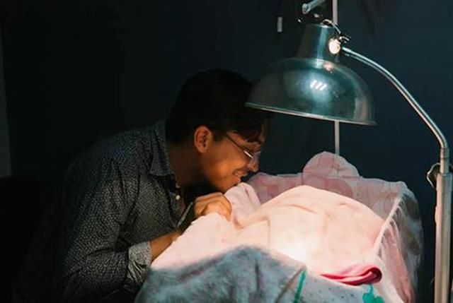 月龄|新生儿骨骼柔软，不同月龄抱法不同，家长抱姿不正确是大忌