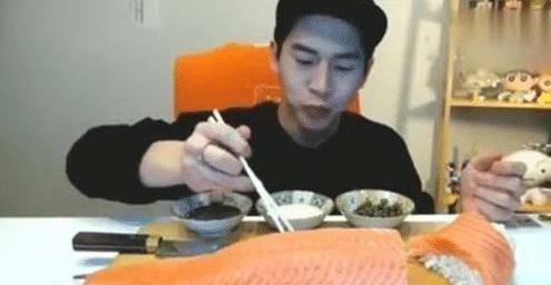 网红挑战吃20斤“三文鱼”，入口瞬间被发现“猫腻”吃不起别装