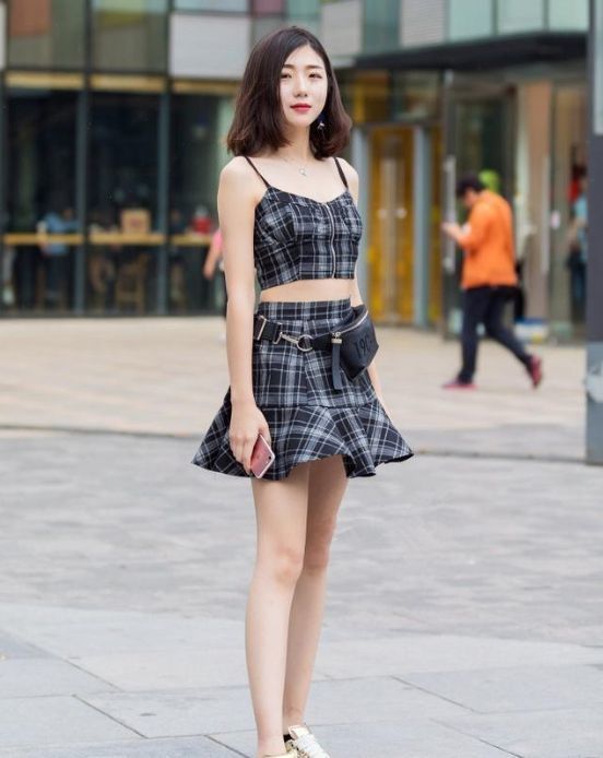 街拍:小姐姐浅笑的样子,时尚的穿搭,很有气质